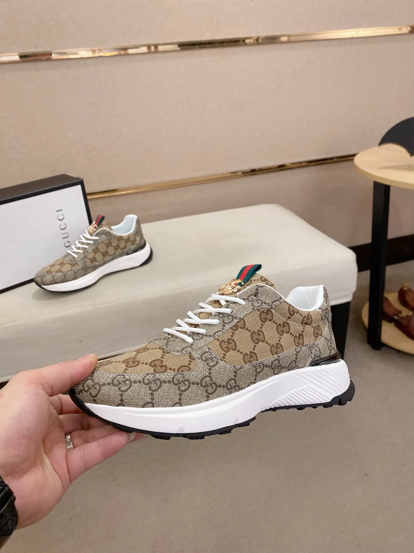 Men's shoes 💰 462💰The new GUCCI (Gucci) counters are launched simultaneously. The new men's shoes, 😘fabrics are selected from imported cowhide, and the lining is sheepskin lining. 👍🏿 High-end ☄️ air-cushion molded anti-slip rubber outsole, exquisite lines, simple and elegant, comfortable and high-end for leisure travel. Code number: 38 to 44 (45 can be customized and cannot be returned or exchanged)